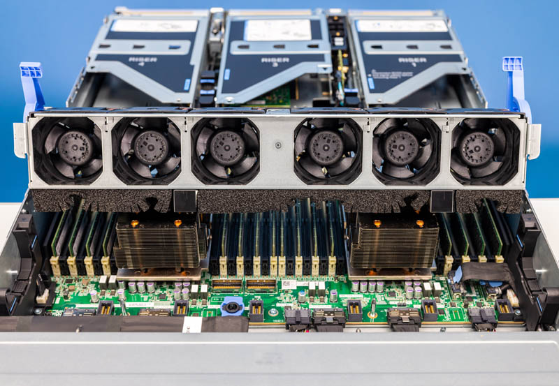 Does the PowerEdge R760 support NVMe drives for storage?