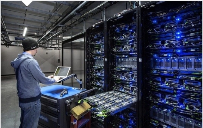 Can a blade server support the same applications as a traditional server?